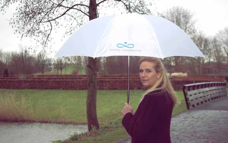 monique kupras met paraplu