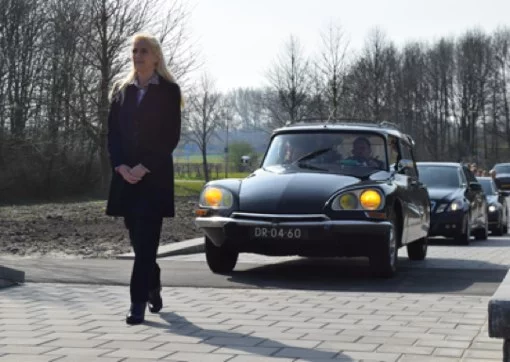 Uitvaartleider Monique Kupras loopt voor klassieker Citroen DS