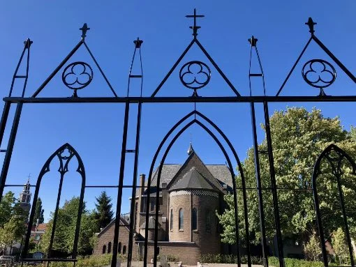 Nicolaaskerk achterkant vanuit kunstwerk Verrijzenis Nicolaaskerk achterkant vanuit kunstwerk verrijzenis