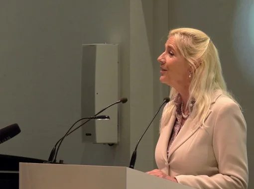 Monique Kupras spreekt tijdens een uitvaartplechtigheid.