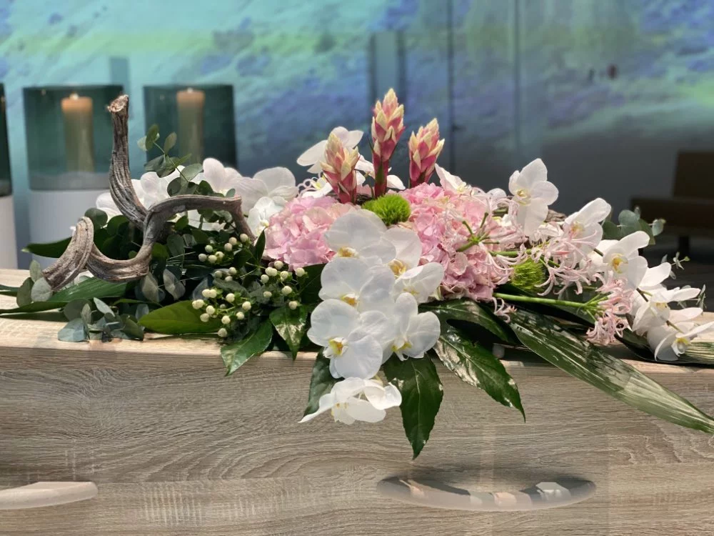 bloemen op de kist uitvaart regelen