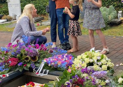 Kinderen bellen blazen tijdens een begrafenis in Zoetermeer