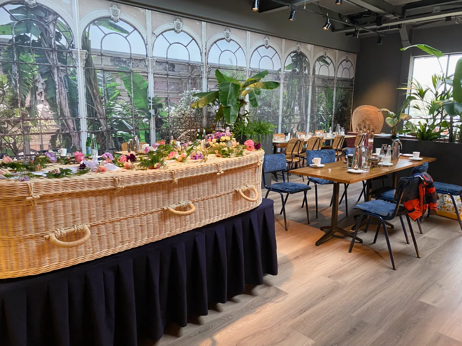 Rieten Uitvaartmand afscheidsbijeenkomst Dekker Zoetermeer Infinity Uitvaartzorg