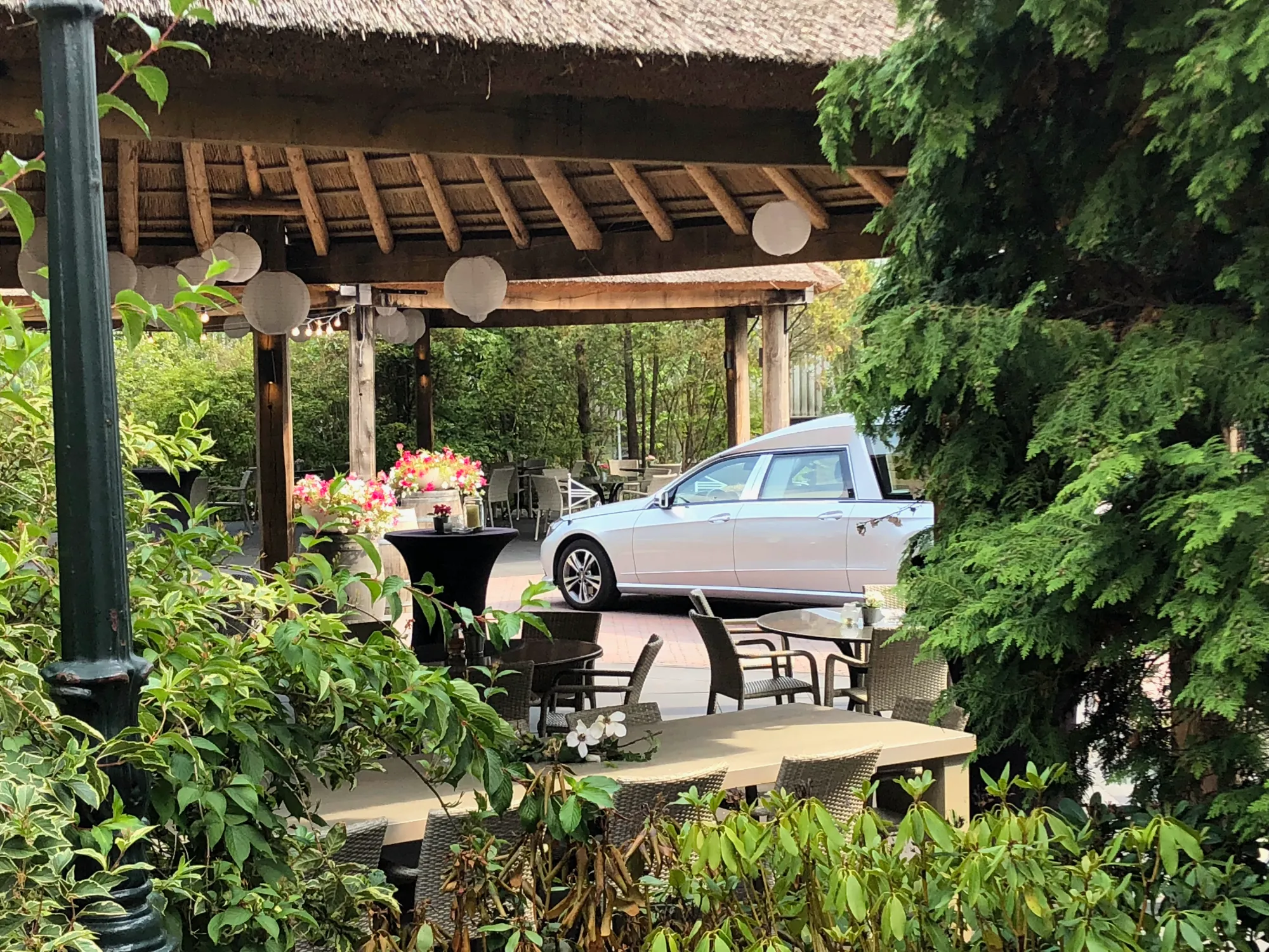 Rouwauto bij Wapen van Zoetermeer wachtend tijdens een afscheidsdienst verzorgd door Infinity Uitvaartzorg