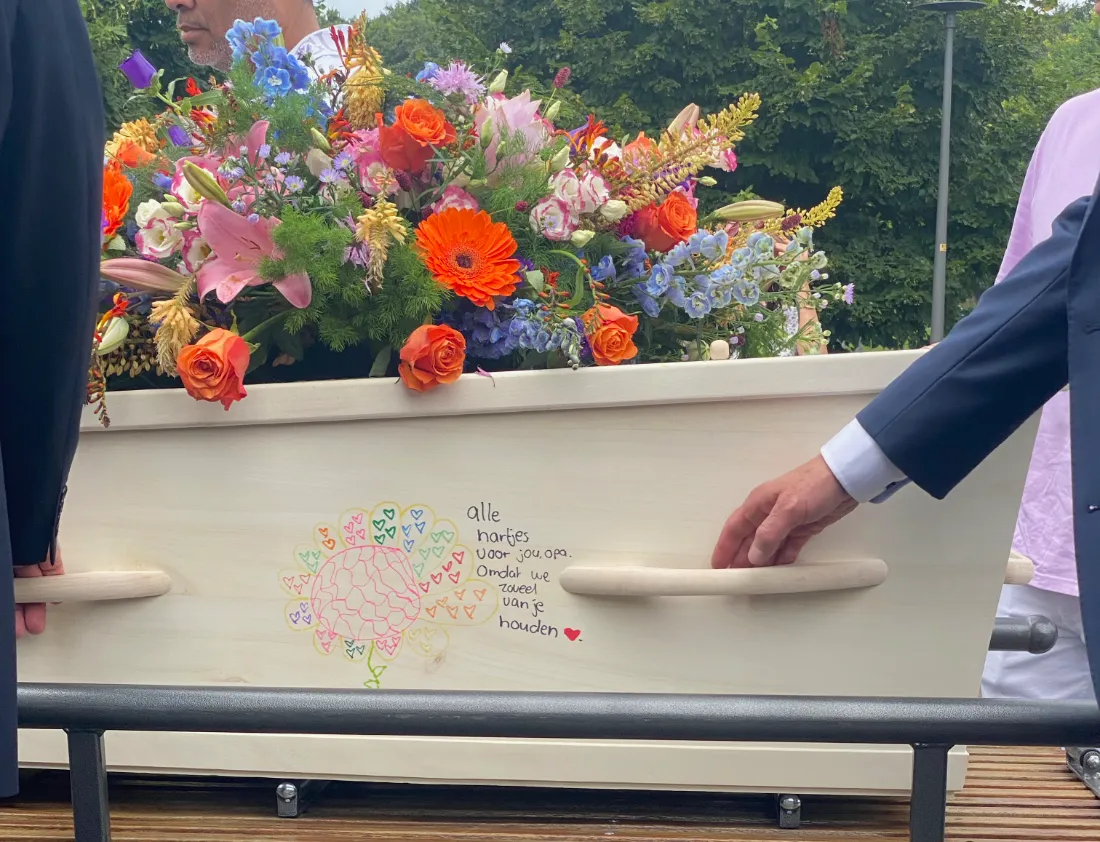 Beschilderd-kist-door-kinderen-infinity Beschilderd kist door kinderen Infinity Uitvaartzorg