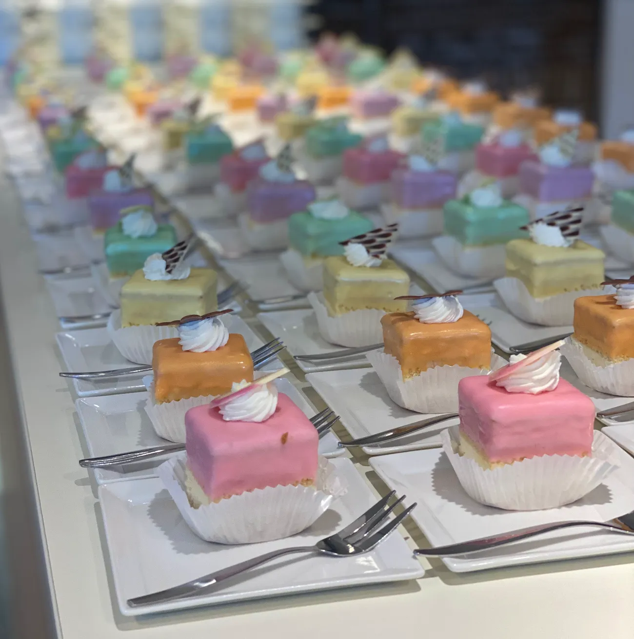 gebakjes tijdens-koffietafel na de uitvaart