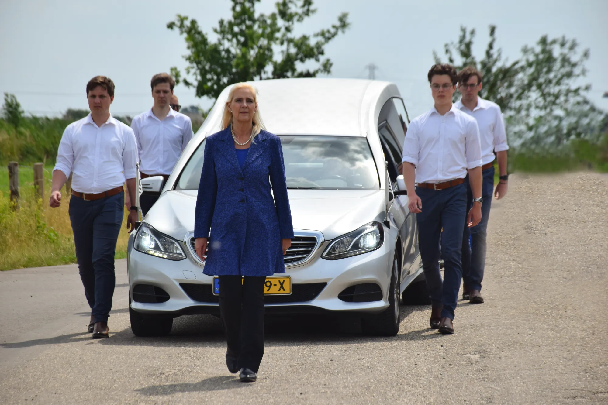 Monique loopt voor, Mercedes rouwauto