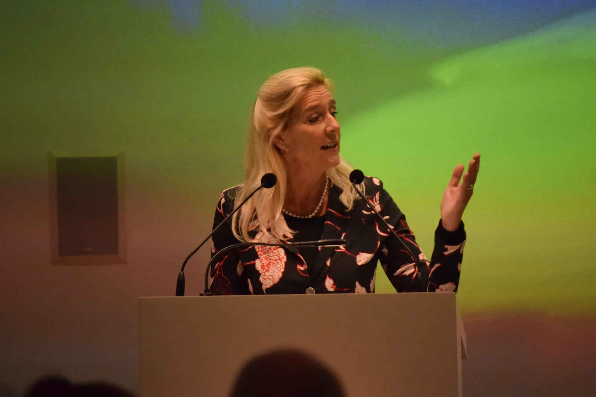 Monique spreekt tijdens een uitvaartdienst