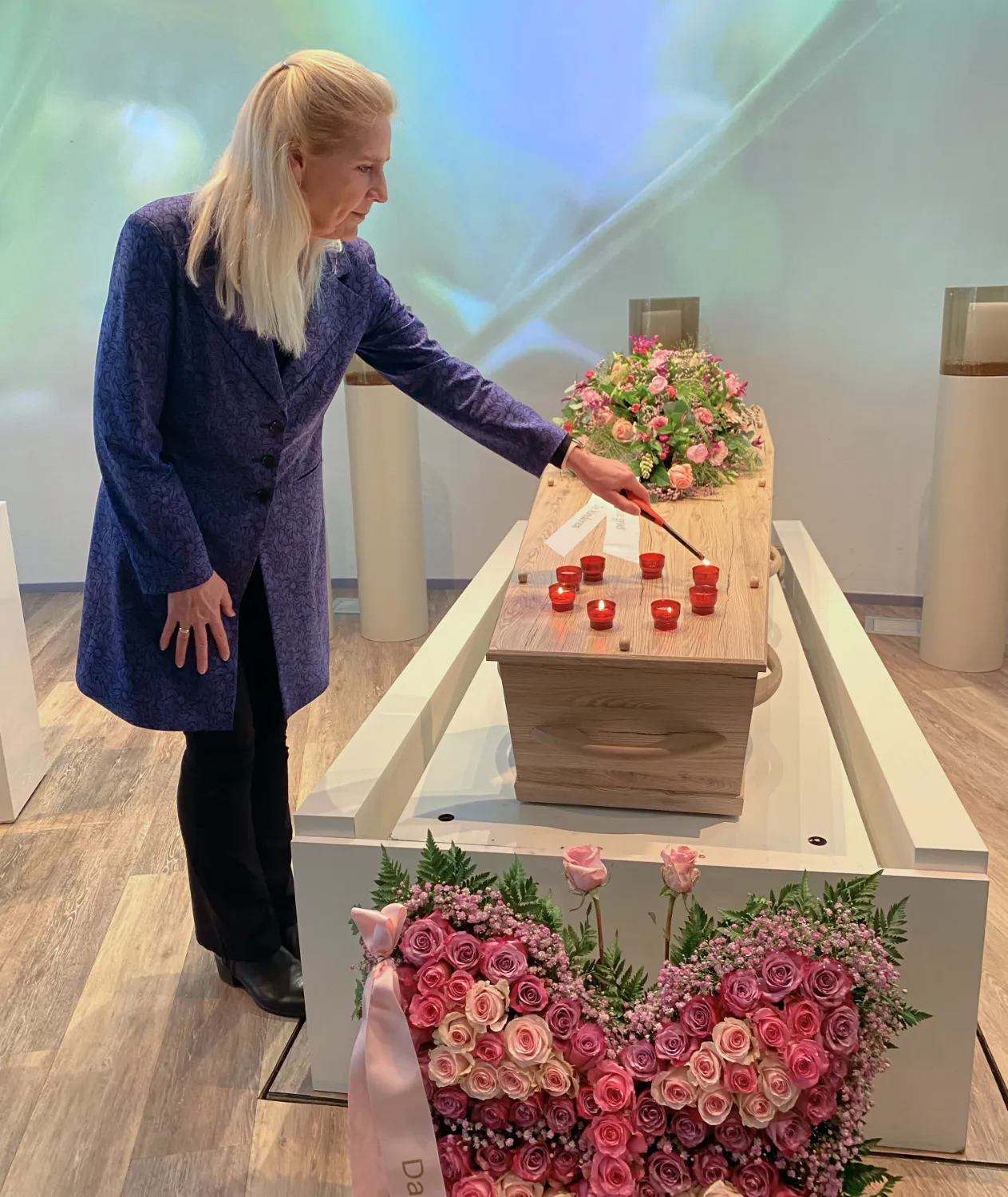 Monique Kupras lichtjes aansteken Infinity Uitvaartzorg