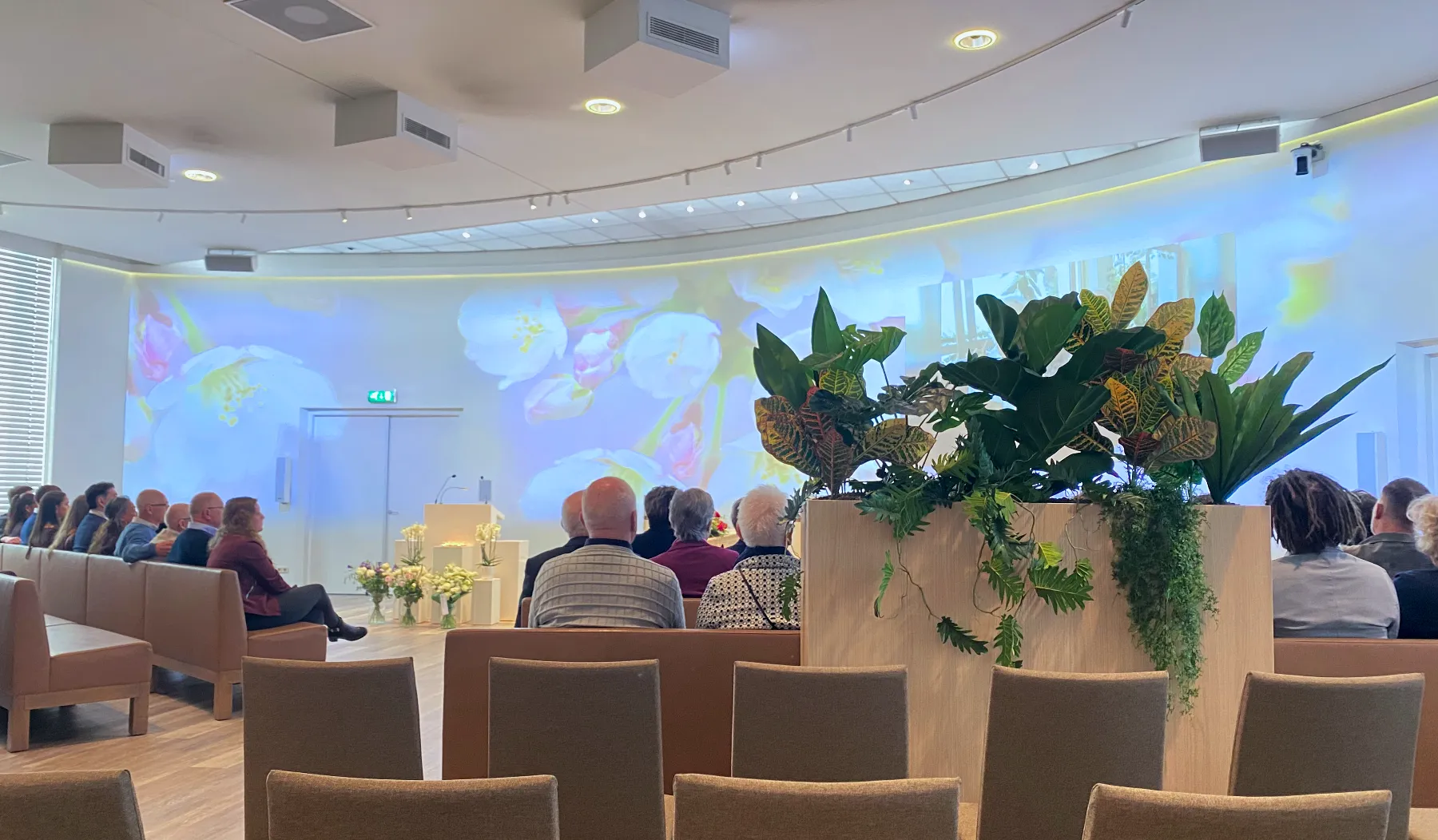 aula crematorium Zoetermeer thema bloemen