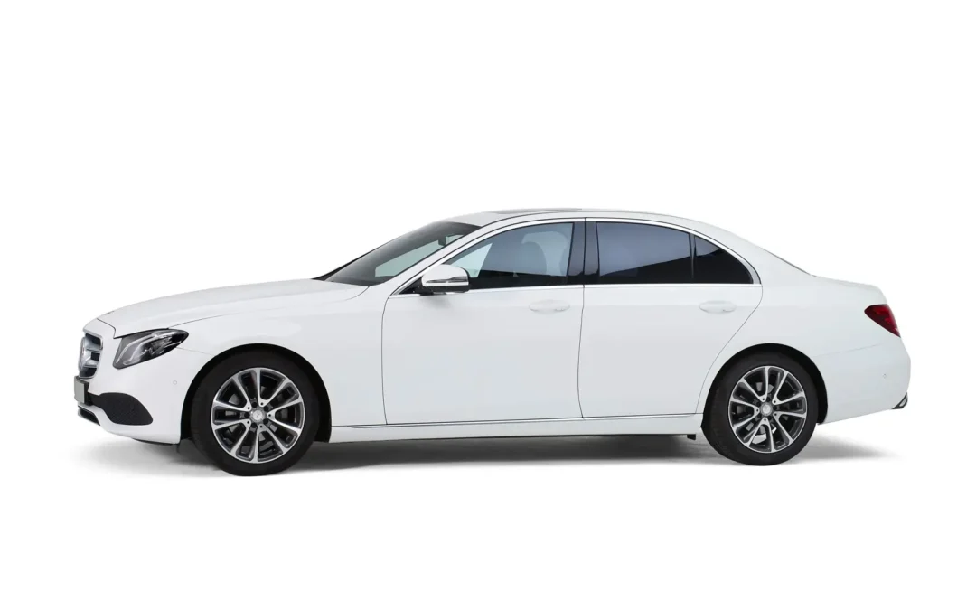 Mercedes 4 persoons volgauto (wit)