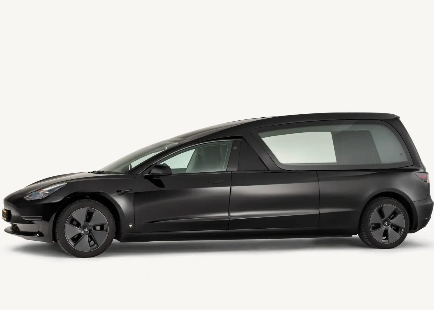 Tesla rouwauto n zwart