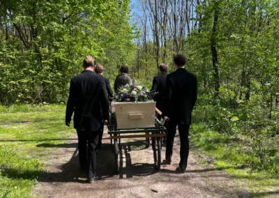 Familie Loopt Met Kist Op Een Loopkoets Door Het Bos