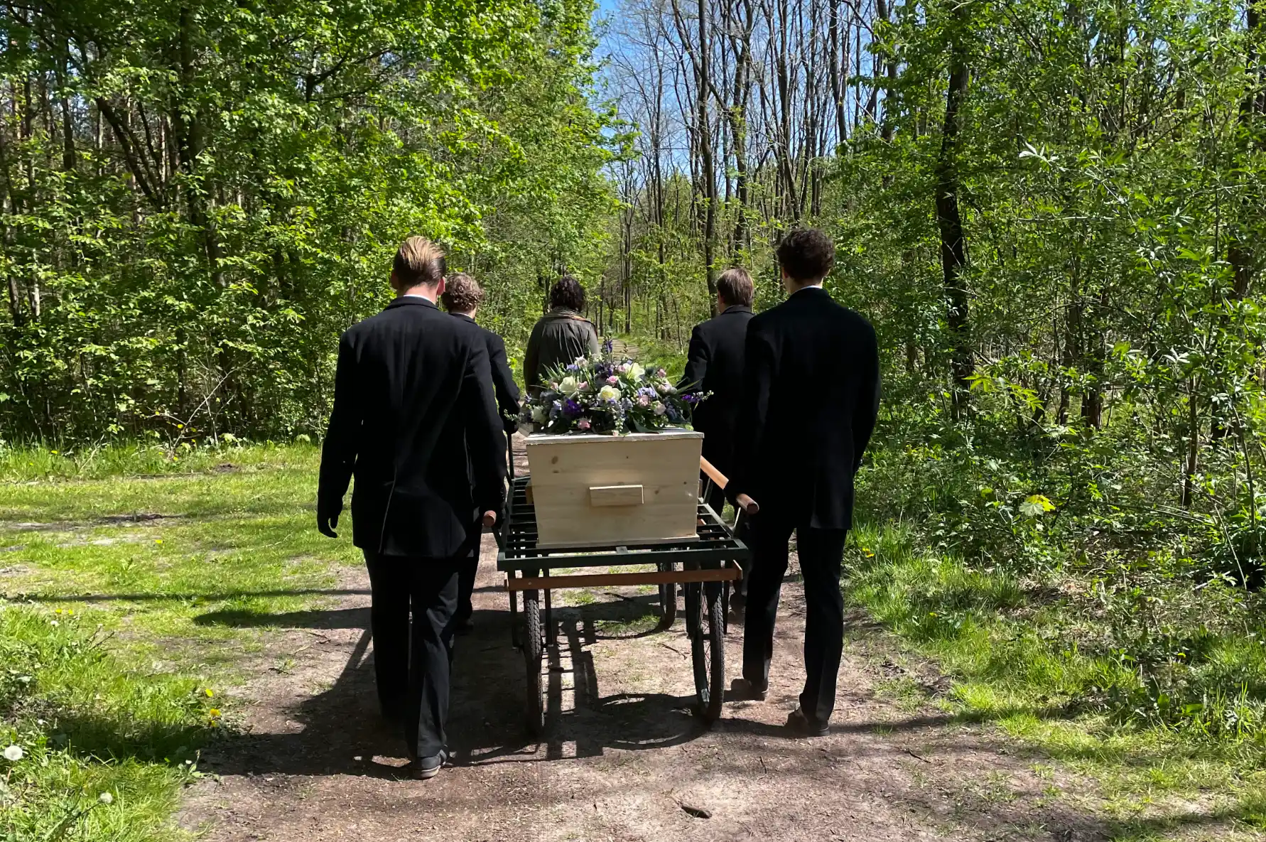 Familie Loopt Met Kist Op Een Loopkoets Door Het Bos