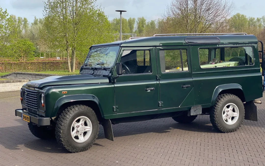 Groene Land Rover rouwauto