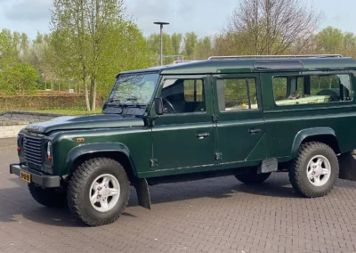 Groene Landrover Rouwauto