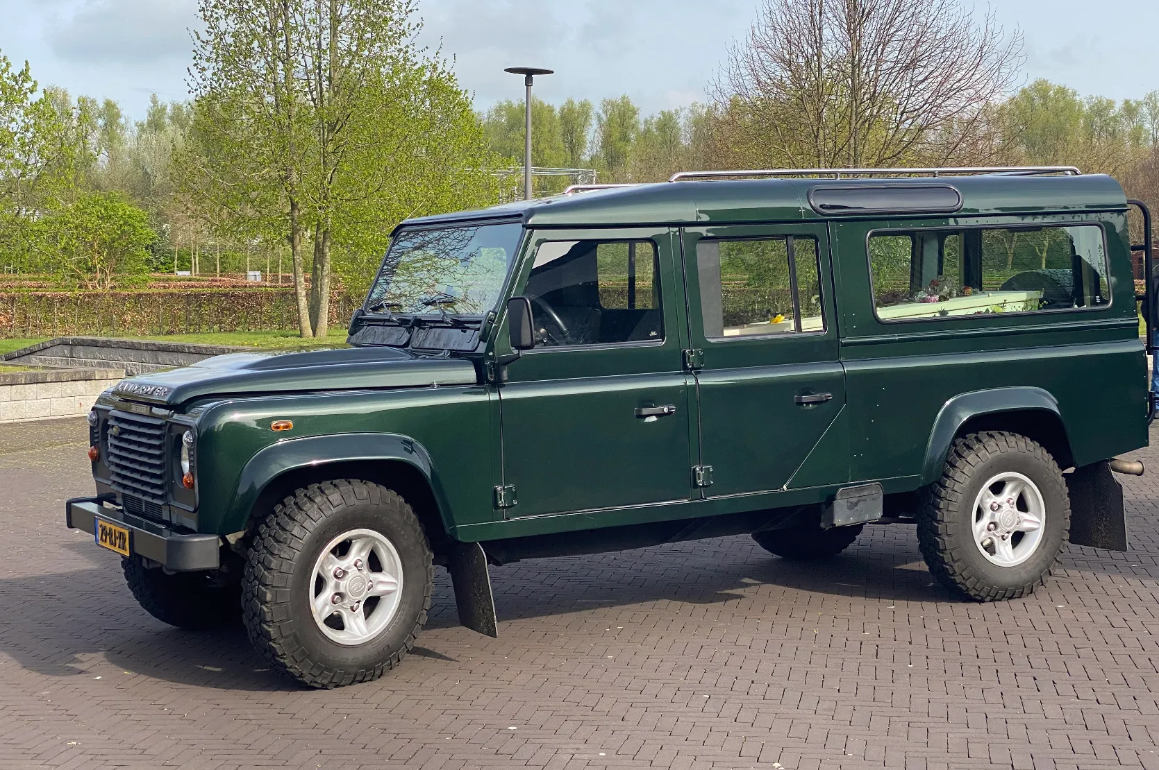 Groene Landrover Rouwauto