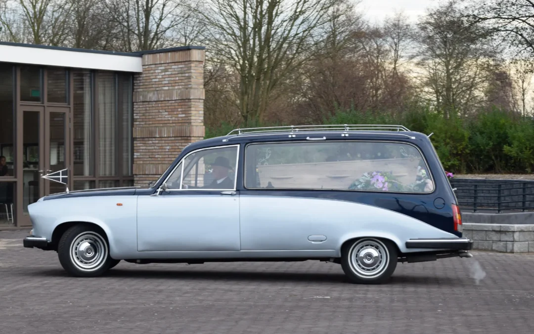 Klassieke rouwauto lichtblauw