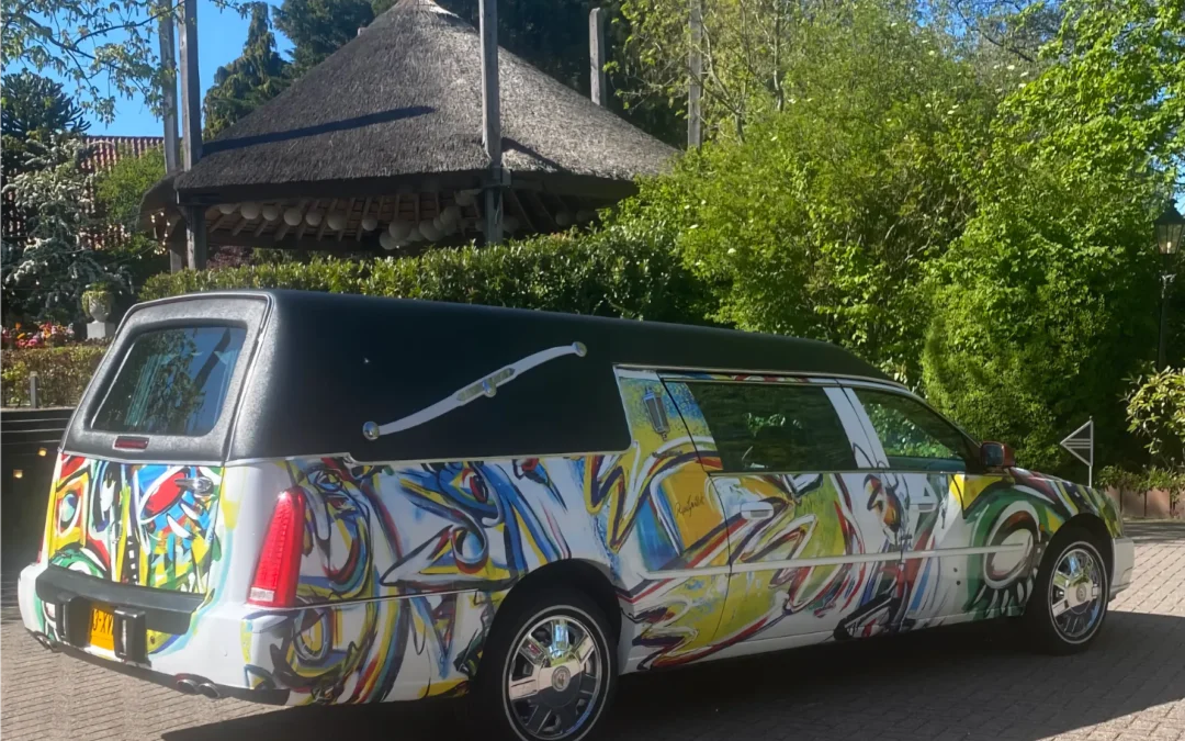Kleurrijk beschilderde rouwauto bij Wapen van Zoetermeer