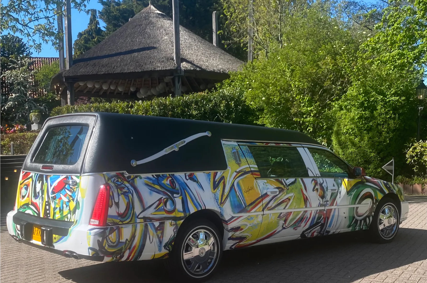 Kleurrijk Beschilderde Rouwauto Bij Wapen Van Zoetermeer