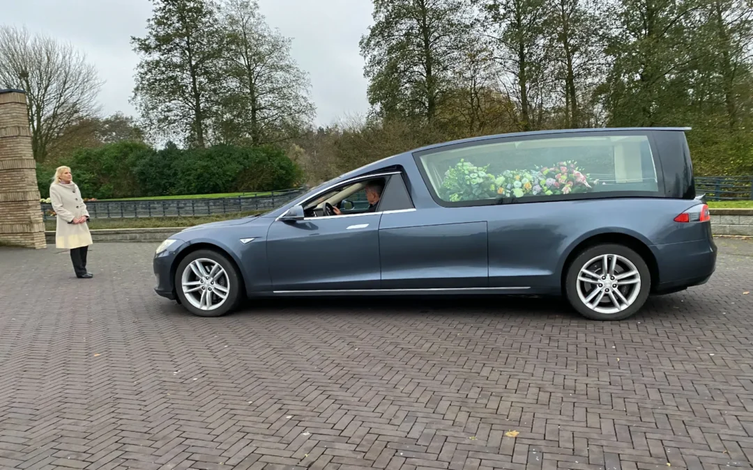 Tesla rouwauto bij crematorium Meerbloemhof