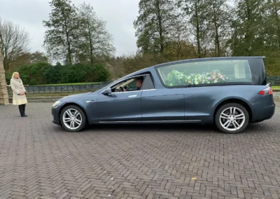 Monique Kupras Bij Crematorium Meerbloemhof Tesla Rouwauto