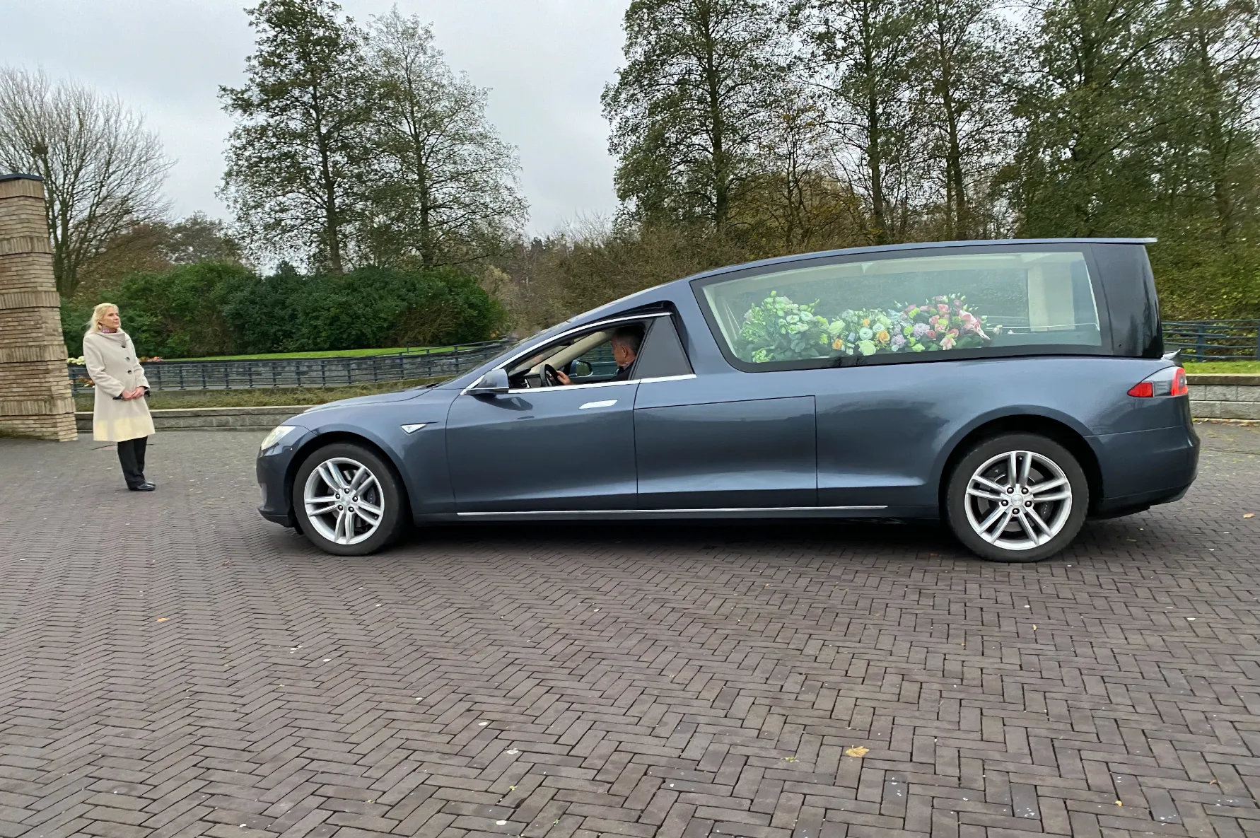 Monique Kupras Bij Crematorium Meerbloemhof Tesla Rouwauto