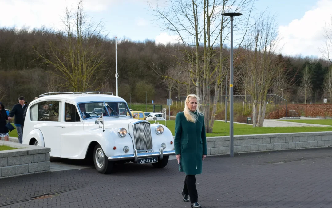 Voorop lopen bij een klassieke rouwauto