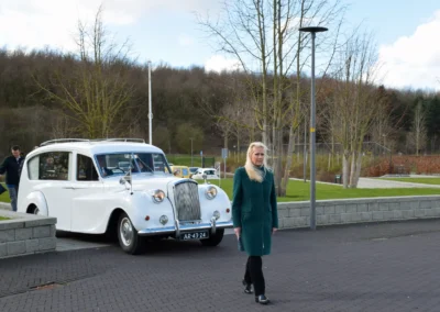 Monique Kupras Loopt Voor Klassieke Rouwauto