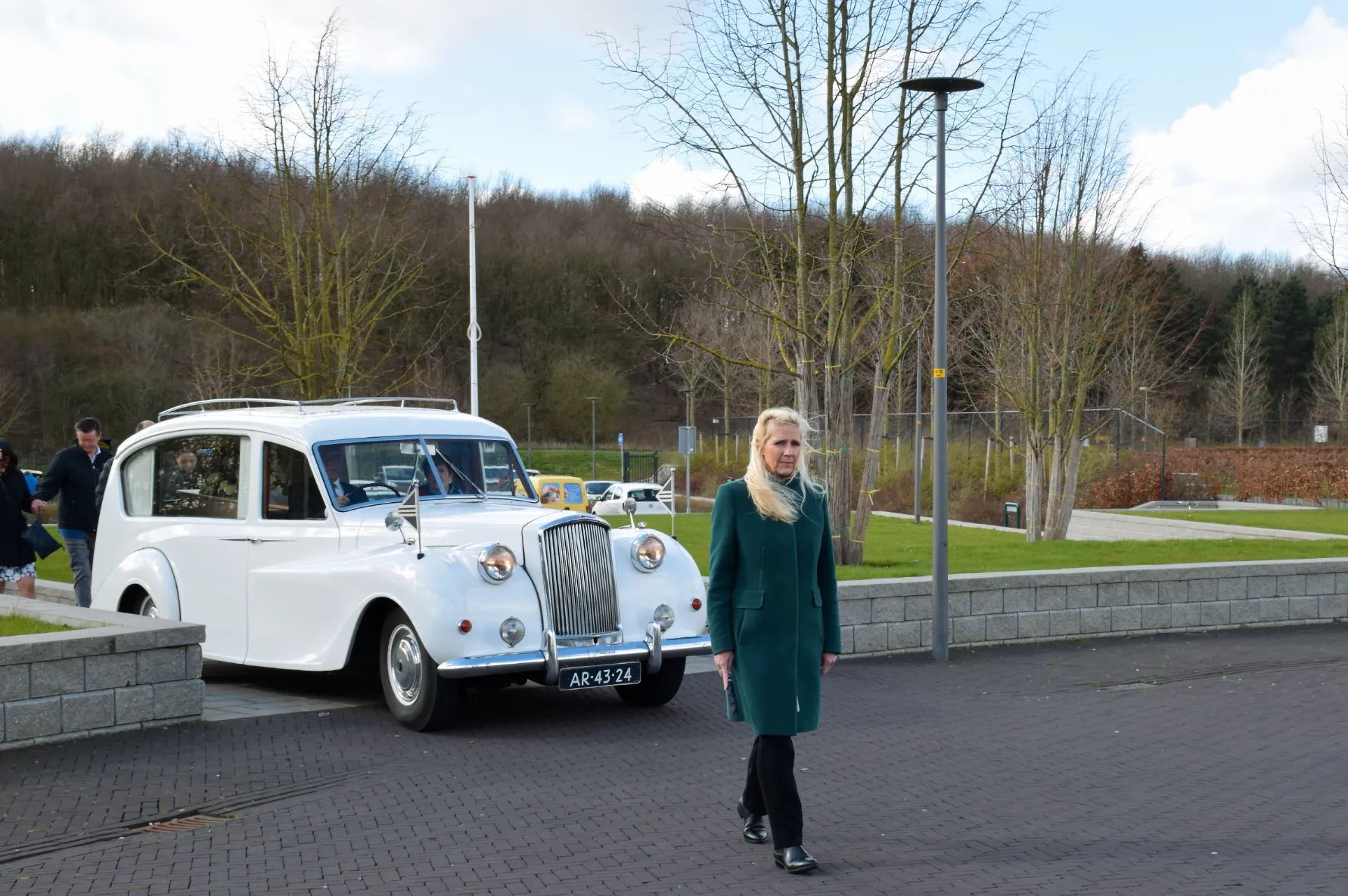Monique Kupras Loopt Voor Klassieke Rouwauto