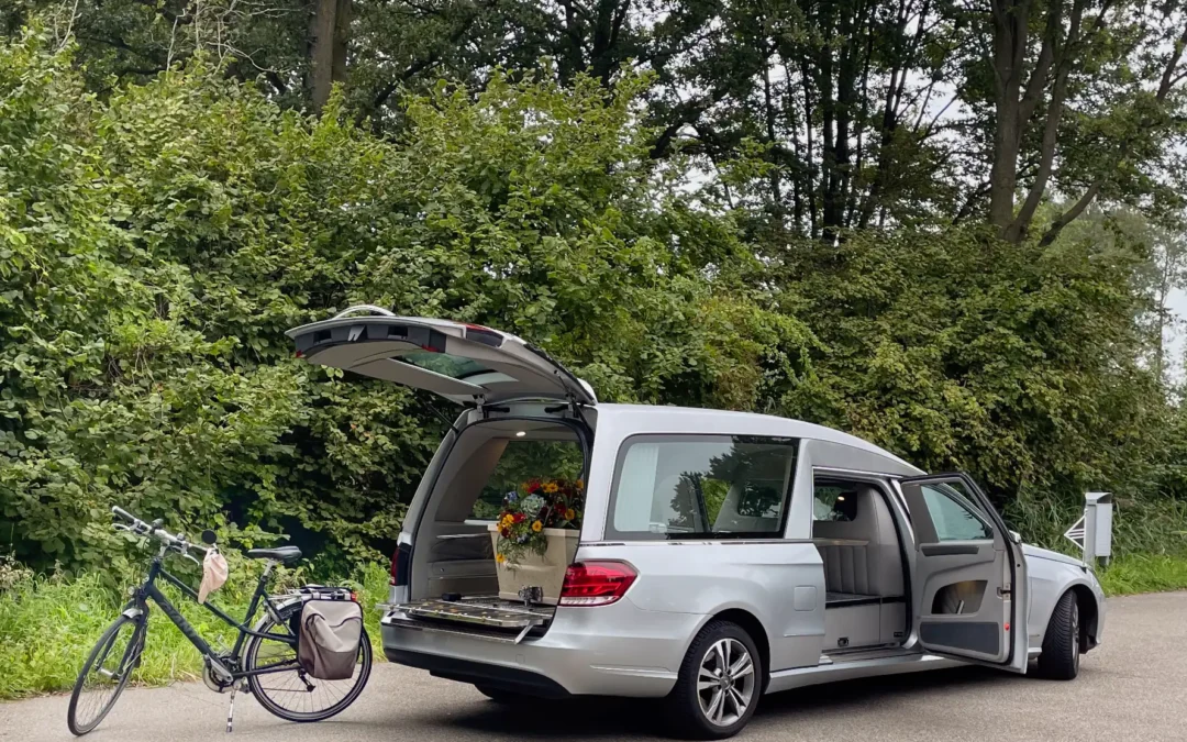 Rouwauto met de fiets van een dierbare