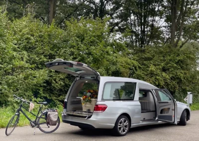 Rouwauto Met Fiets Ernaast