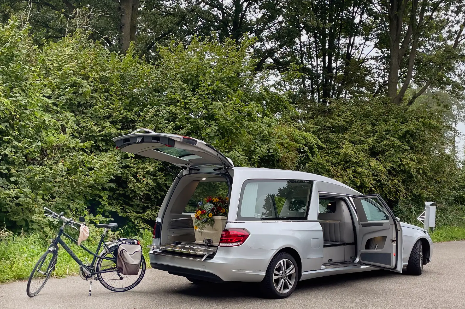 Rouwauto Met Fiets Ernaast