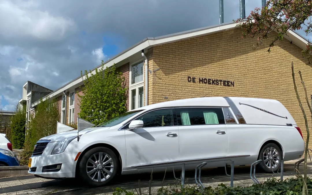 Witte Cadillac rouwauto bij De Hoeksteen