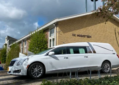Witte Cadillac Rouwauto Bij De Hoeksteen