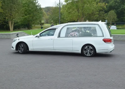 Witte Mercedes Rouwauto Met Bloemen