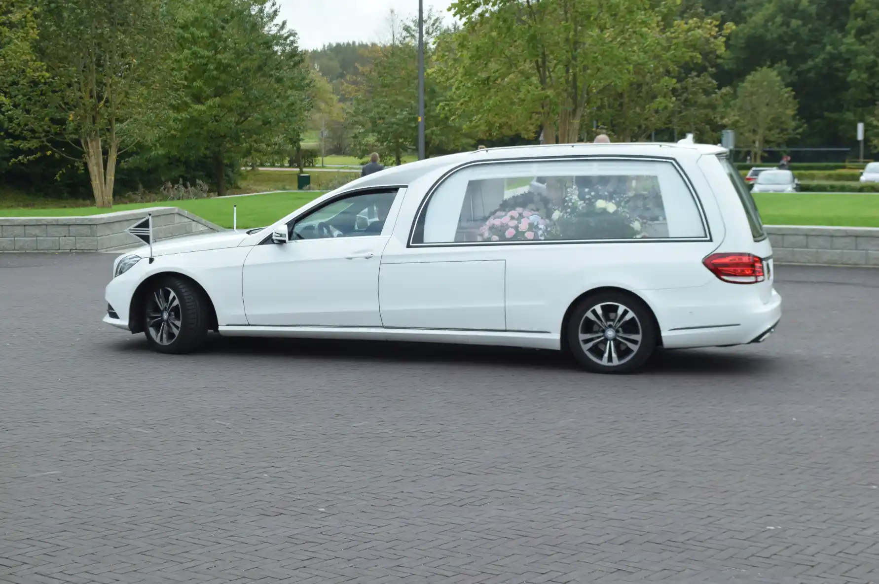 Witte Mercedes Rouwauto Met Bloemen