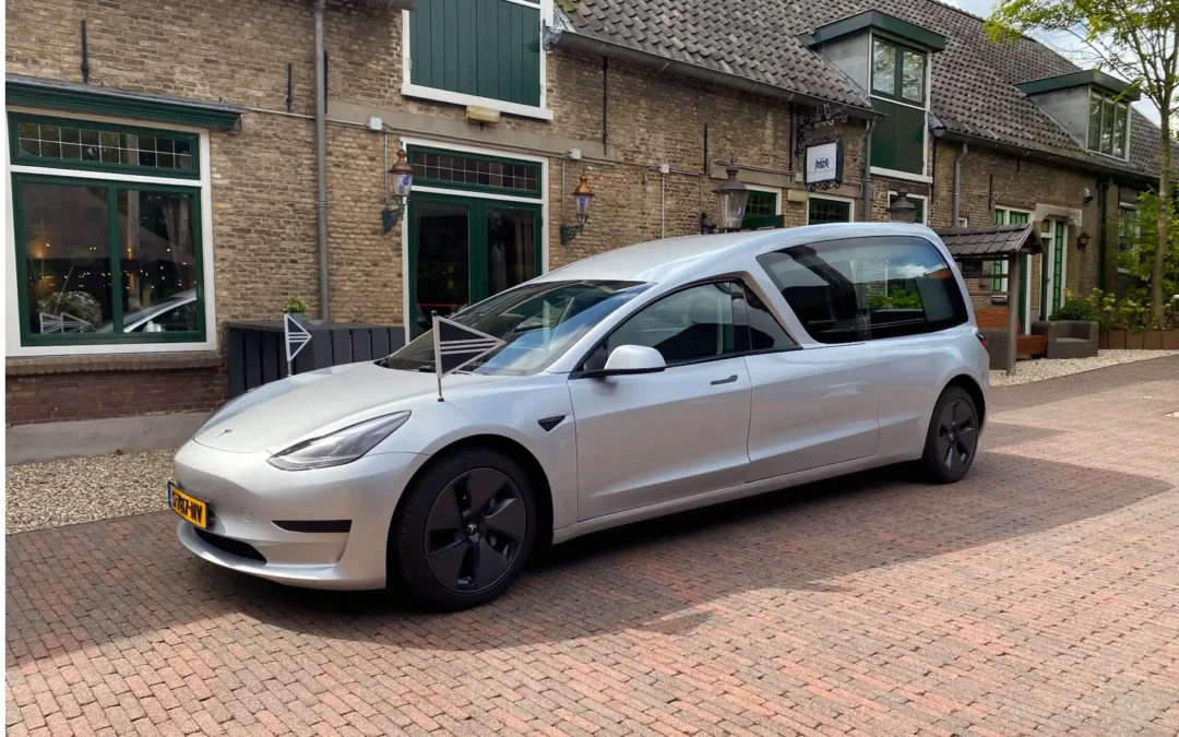 Zilvergrijze Tesla rouwauto bij Wapen van Zoetermeer