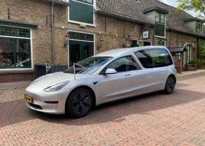 Zilvergrijze Tesla Rouwauto Bij Wapen Van Zoetermeer