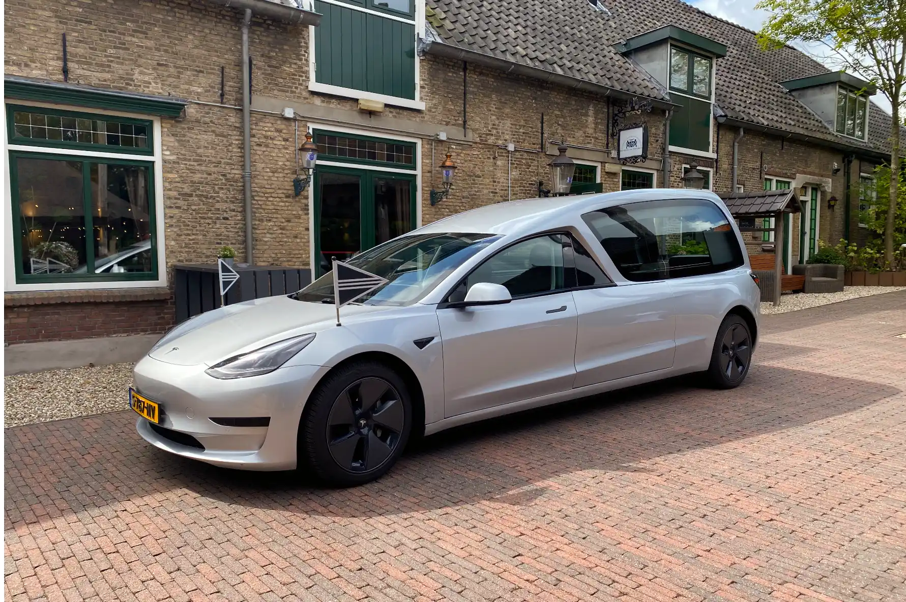 Zilvergrijze Tesla Rouwauto Bij Wapen Van Zoetermeer