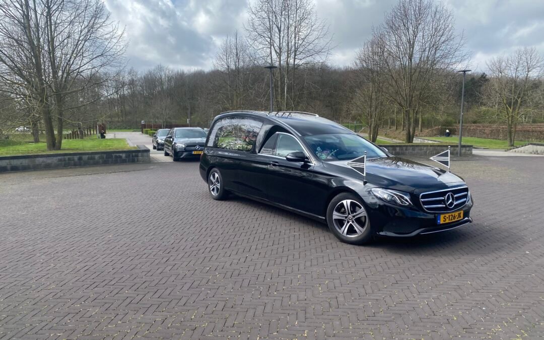 Zwarte Mercedes rouwauto bij Crematorium Zoetermeer