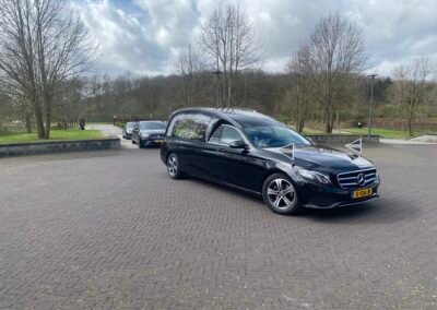 Zwarte Mercedes Rouwauto Aankomst Crematorium Zoetermeer