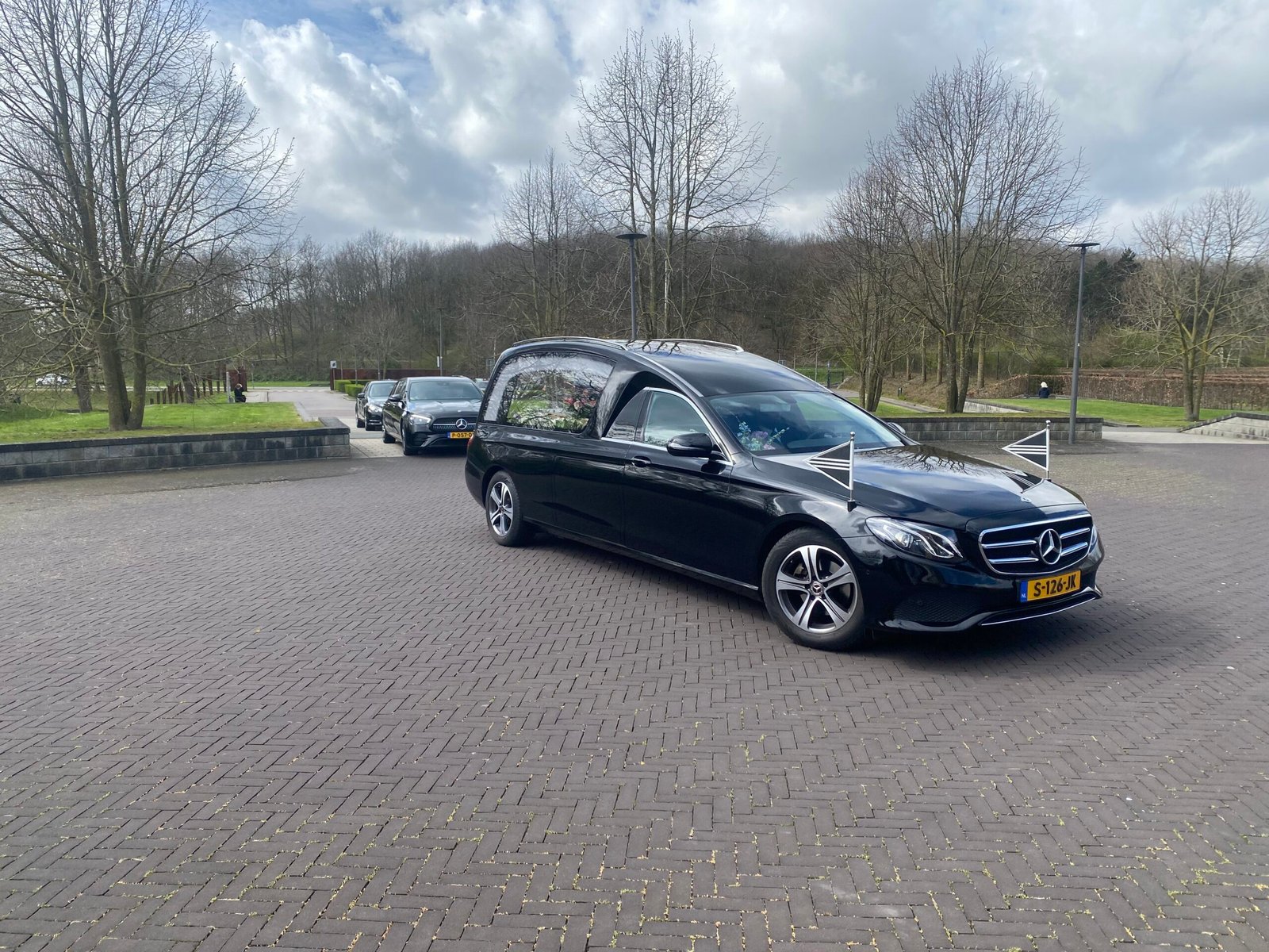 Zwarte Mercedes Rouwauto Aankomst Crematorium Zoetermeer